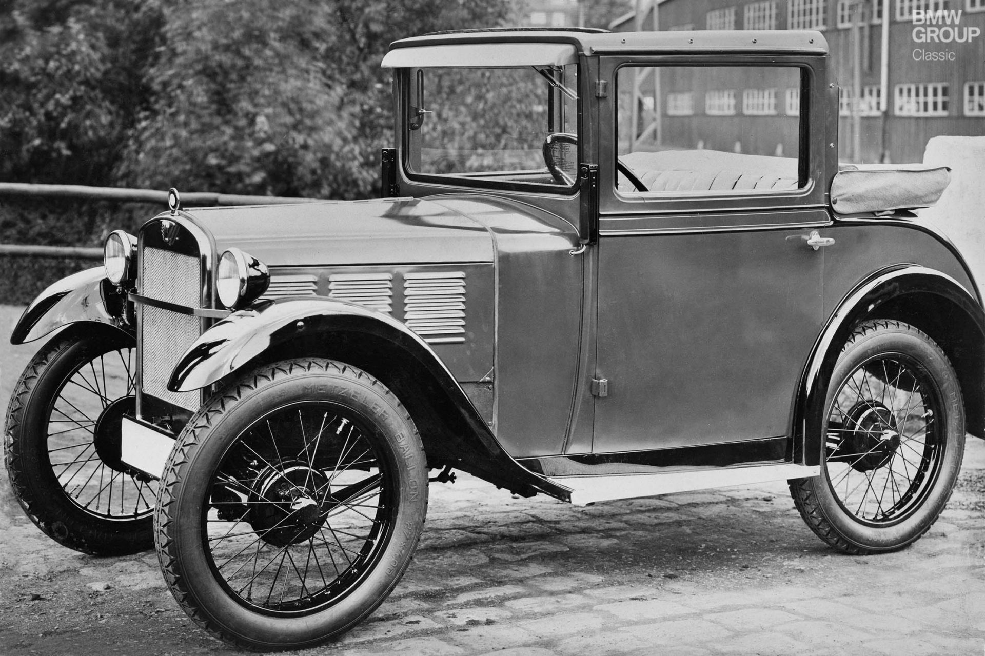 Mit dem BMW 3/15 startete bei BMW 1929 der Automobilbau. Hier ein BMW 3/15 DA 2 Kabriolett, fotografiert 1930.