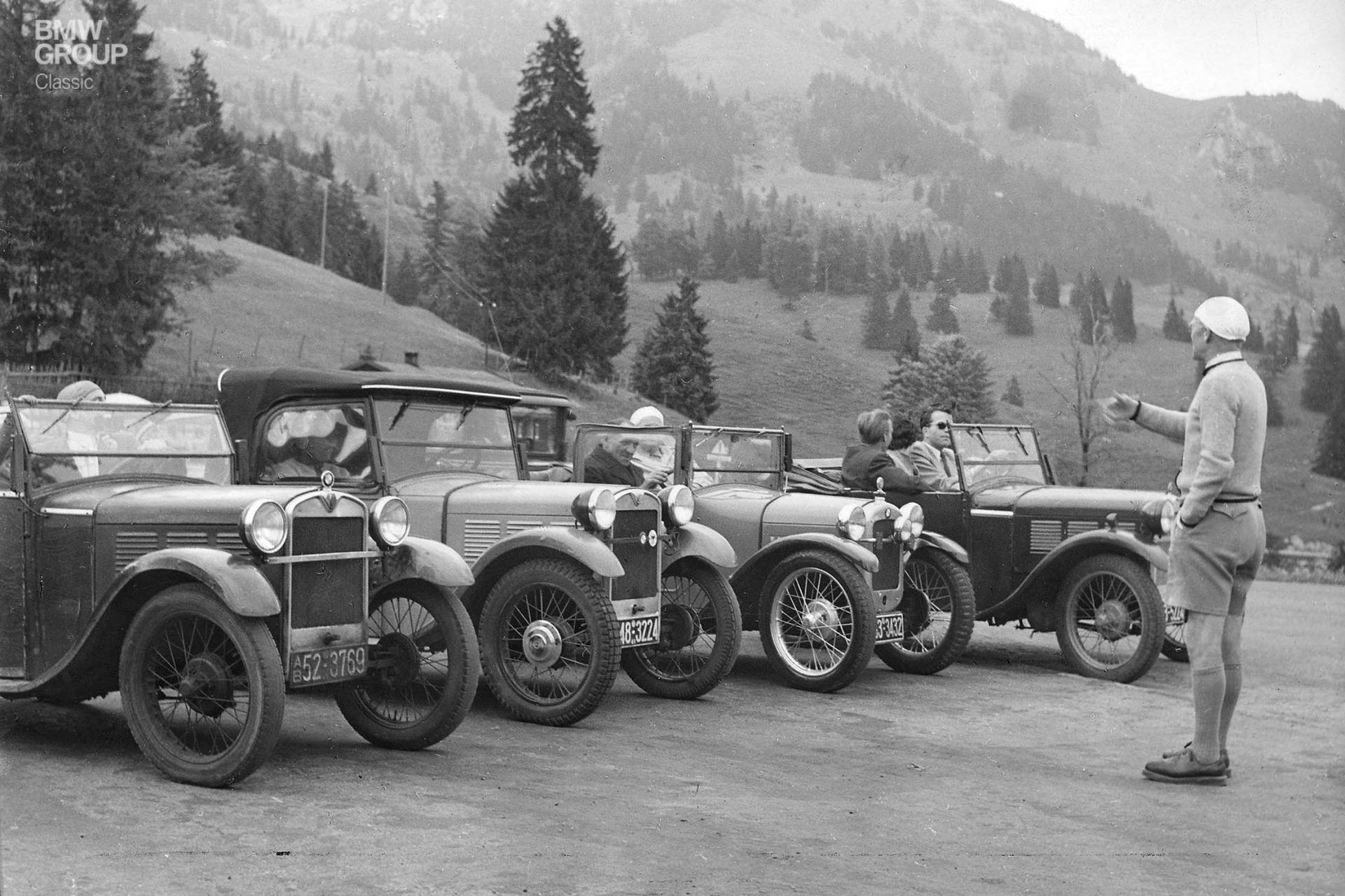 Das allererste BMW Automobil hatte schon früh zahlreiche Fans. Hier verschiedene Modelle auf Ausflugsfahrt 1950.