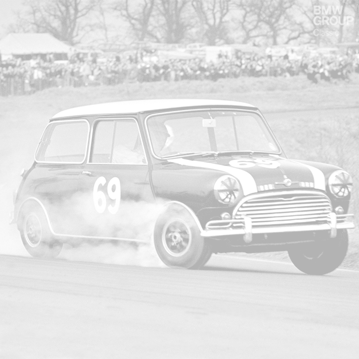 John Rhodes in einem Mini Cooper beim Spring Race Meeting in Oulton Park 1965.