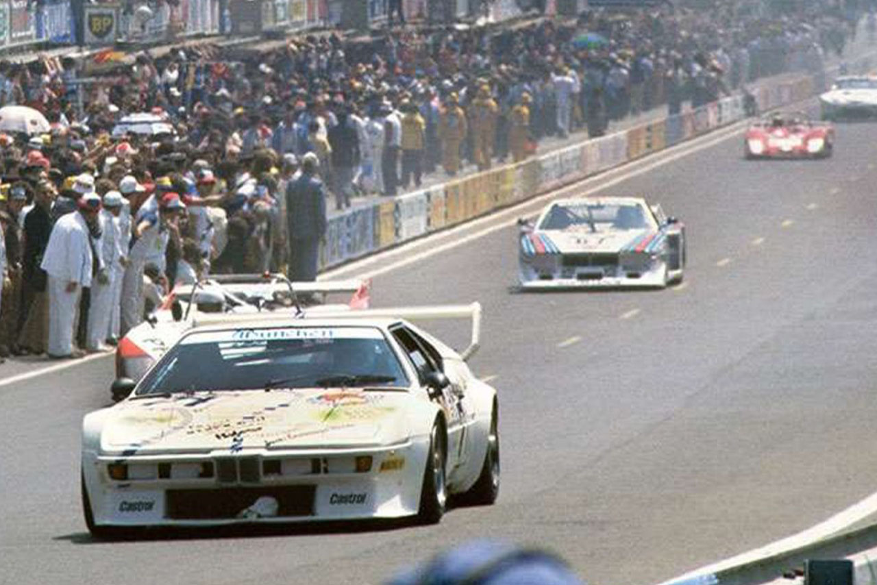 BMW M3 GT im Einsatz bei den 24 Stunden von Le Mans, einem prestigeträchtigen Langstreckenrennen.