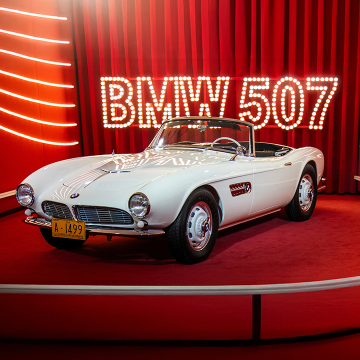 Ein BMW Classic Modell wird in dem Elvis Raum ausgestellt.