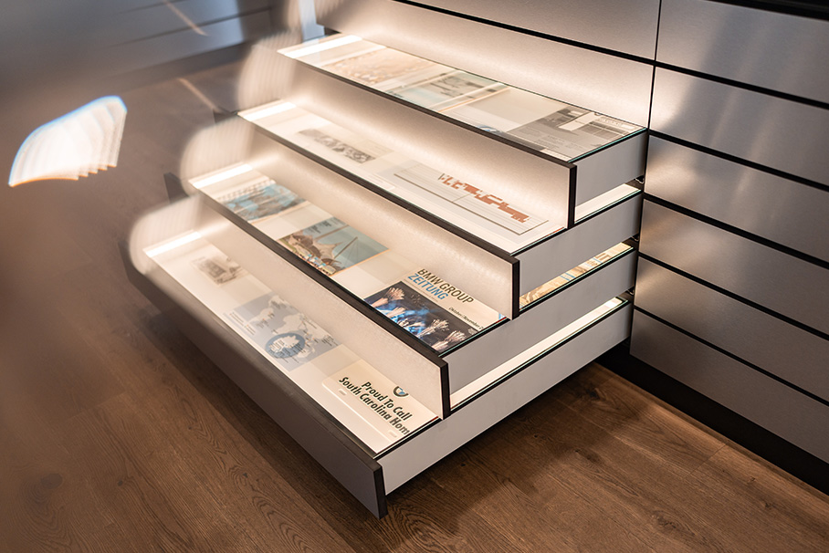 Ein Regal mit Büchern in einem Raum, das eine gemütliche und einladende Atmosphäre schafft.