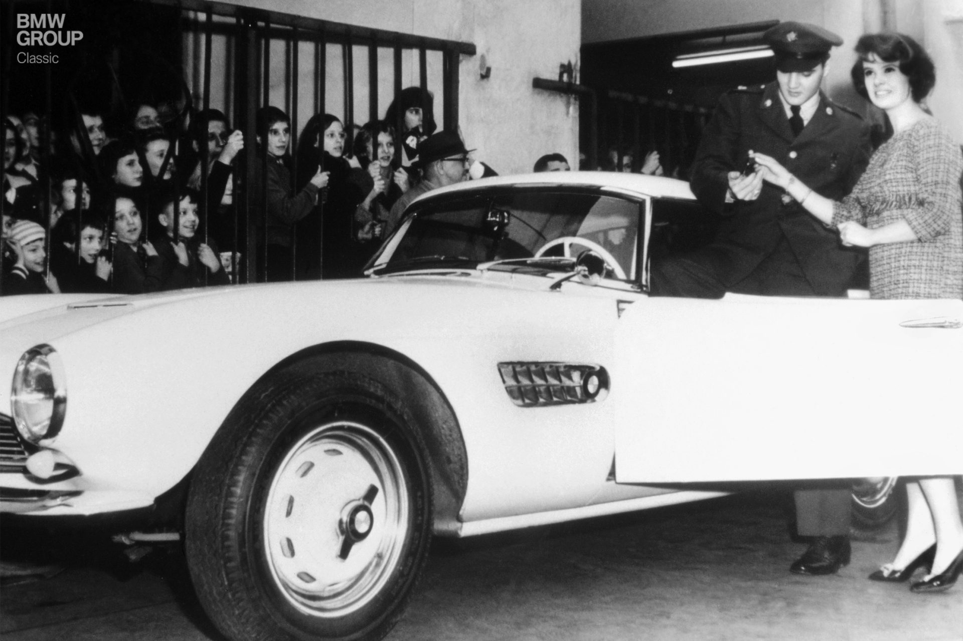  Elvis Presley steigt in einen BMW 507
